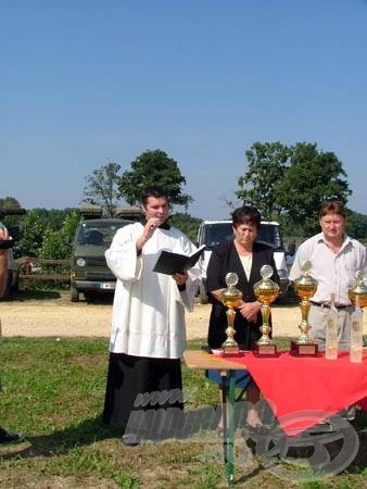 A verseny kezdete előtt istentisztelet volt, megáldották a felszereléseinket, csalijainkat