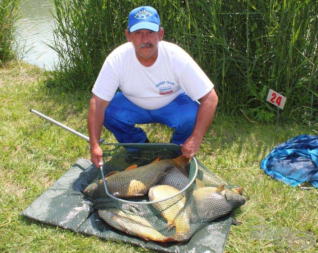 Ő nem az öböl végén ült, mégis sikerült 24 kg feletti mennyiségű halat fognia, ami a másik két szektorban első helyet jelentett volna, ám ebben a szektorban csak a második helyre volt elég