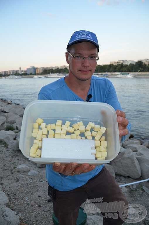 A melegben egy jégakkuval hűtötte a sajtkockákat, így nem puhultak fel idő előtt