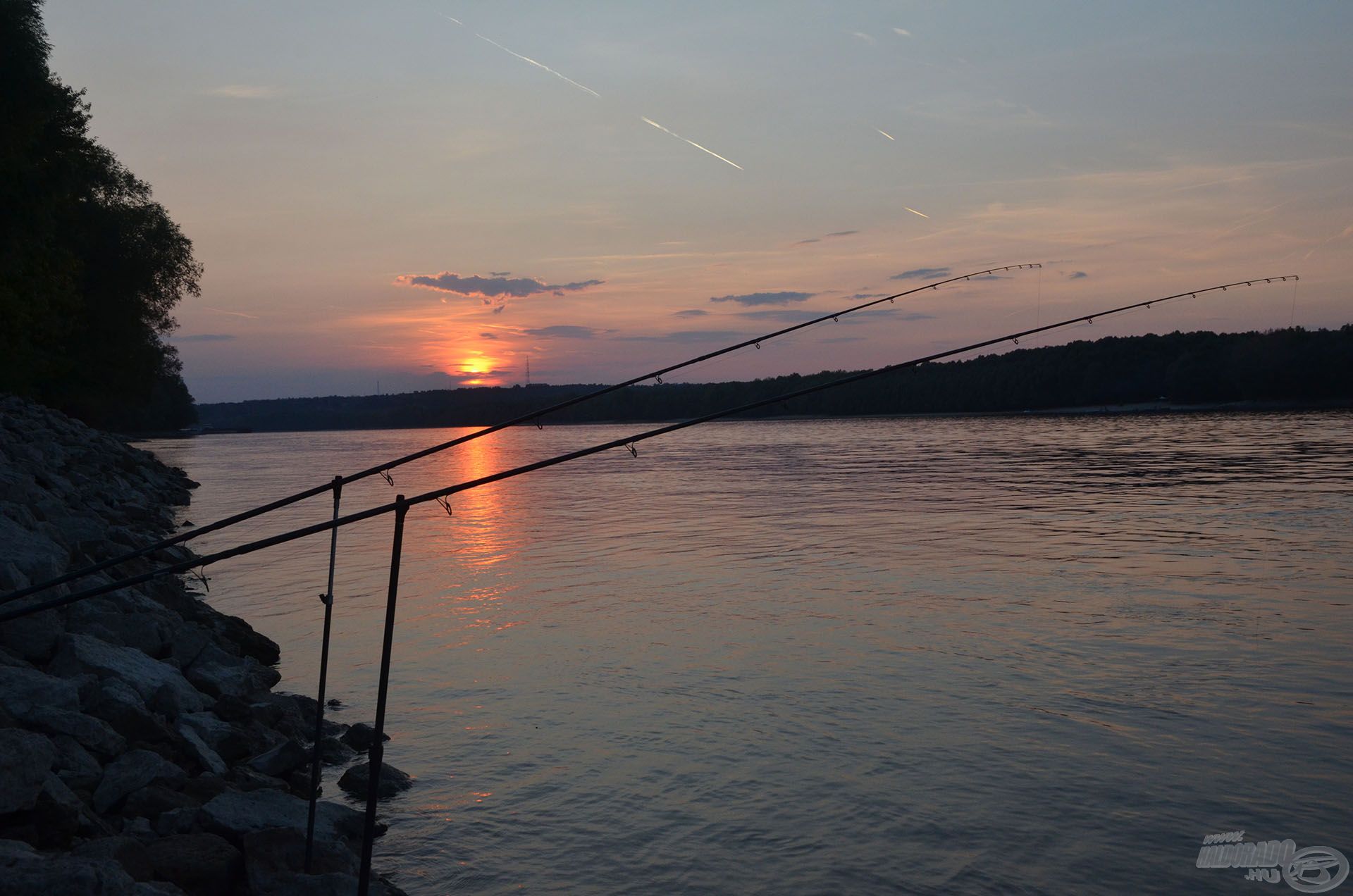 Ahogy a látómezőn lebukott a nap, véget ért a halak aktivitása is