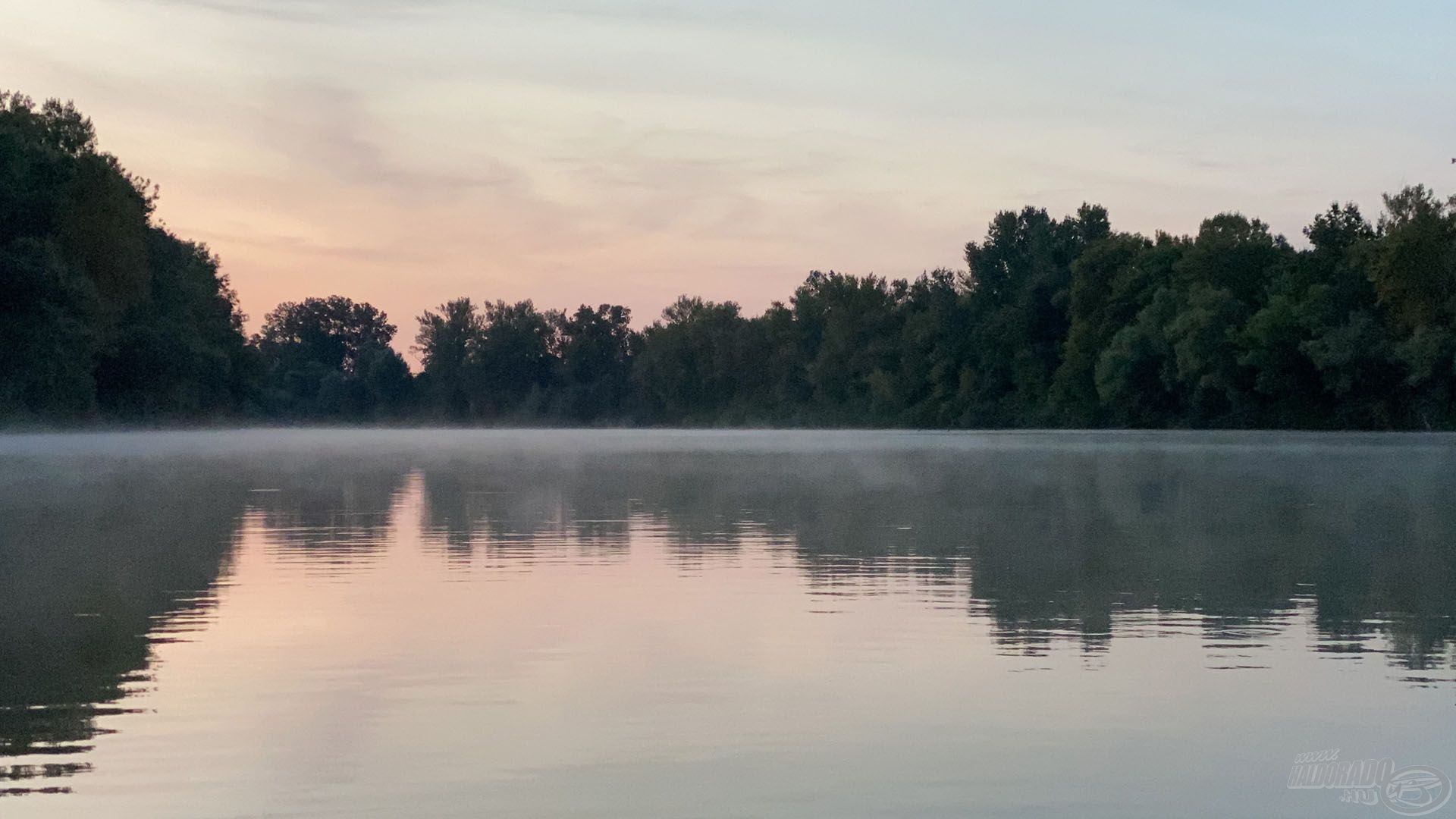 Kora reggeli pára a vízfelszín felett, aki 9-kor kel, ilyet nemigen láthat…