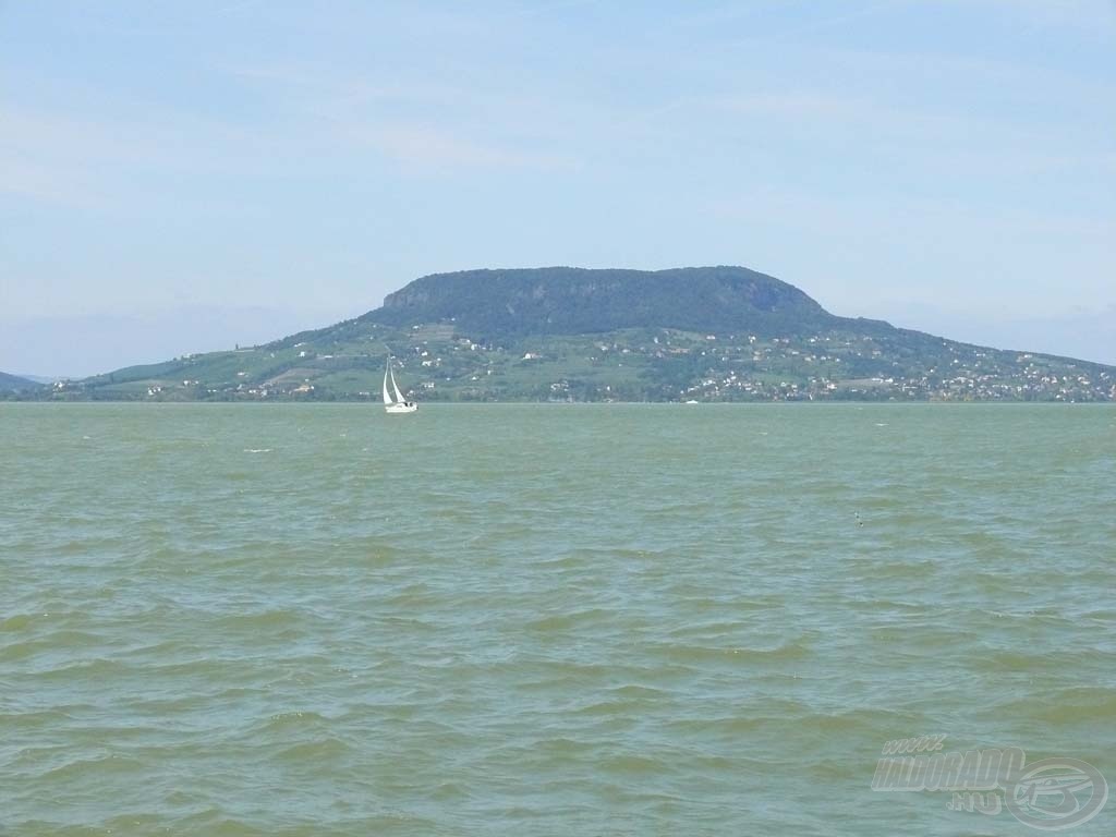 A helyszín Fonyód, szemben a Badacsony. A Balatonon a legkisebb légmozgás is hatalmas hullámzást generálhat