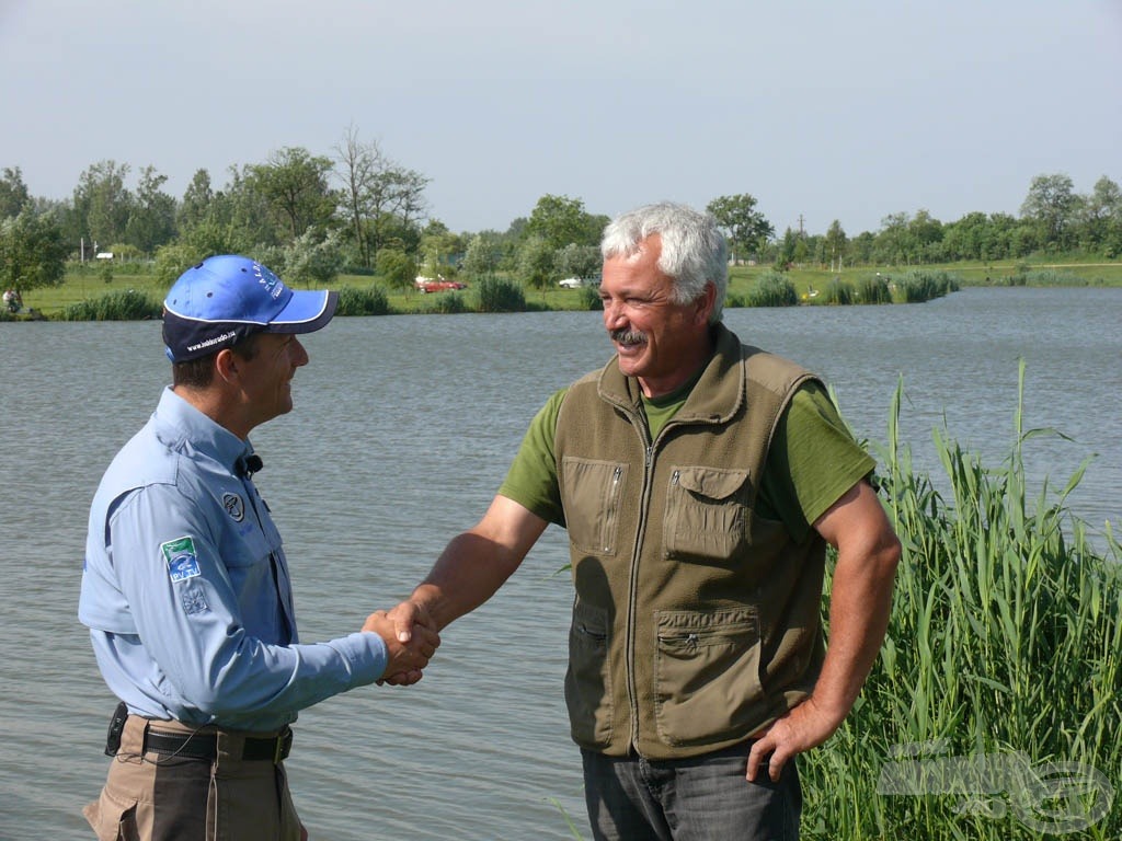 A tiszakécskei Holt-Tisza a finomszerelékes horgászok Mekkája, amelyet személyesen a horgászegyesület elnöke, Stinner Ferenc úr mutatott be nekünk