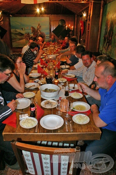 A lovagi étteremben 20 órától rendezett közös vacsora jó alkalom az ismerkedésre, a tapasztalatok megbeszélésére