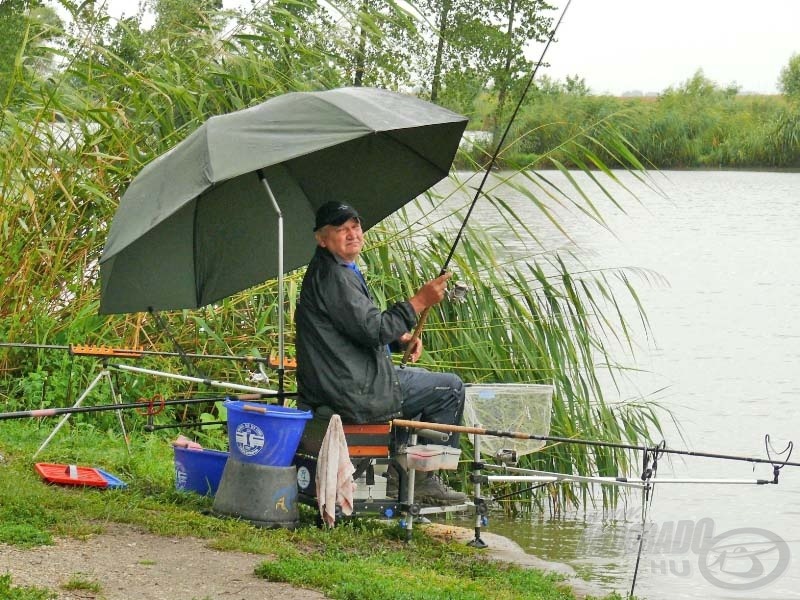 Bodnár Gyula a verseny elején még bízott a matchbotos horgászatban…