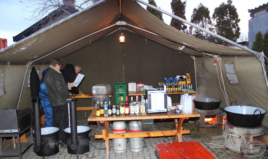 A büfé sátorban is elindult a munka, hogy az ide érkező vendégek napközben étkezni tudjanak