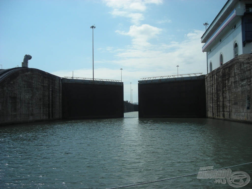 Bezáródott az Atlanti óceán kapuja… átkelés a Panama csatornán… irány a Csendes óceán! 