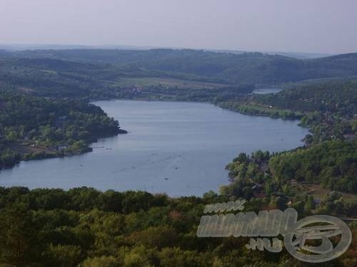 Panoráma az Orfűi-hegy kilátójáról, háttérben a Herman Ottó tóval