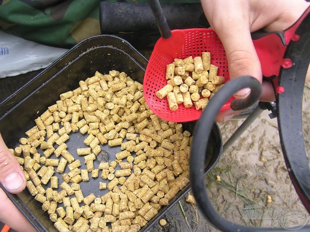 Lövésenként egy kisebb marék is elegendő