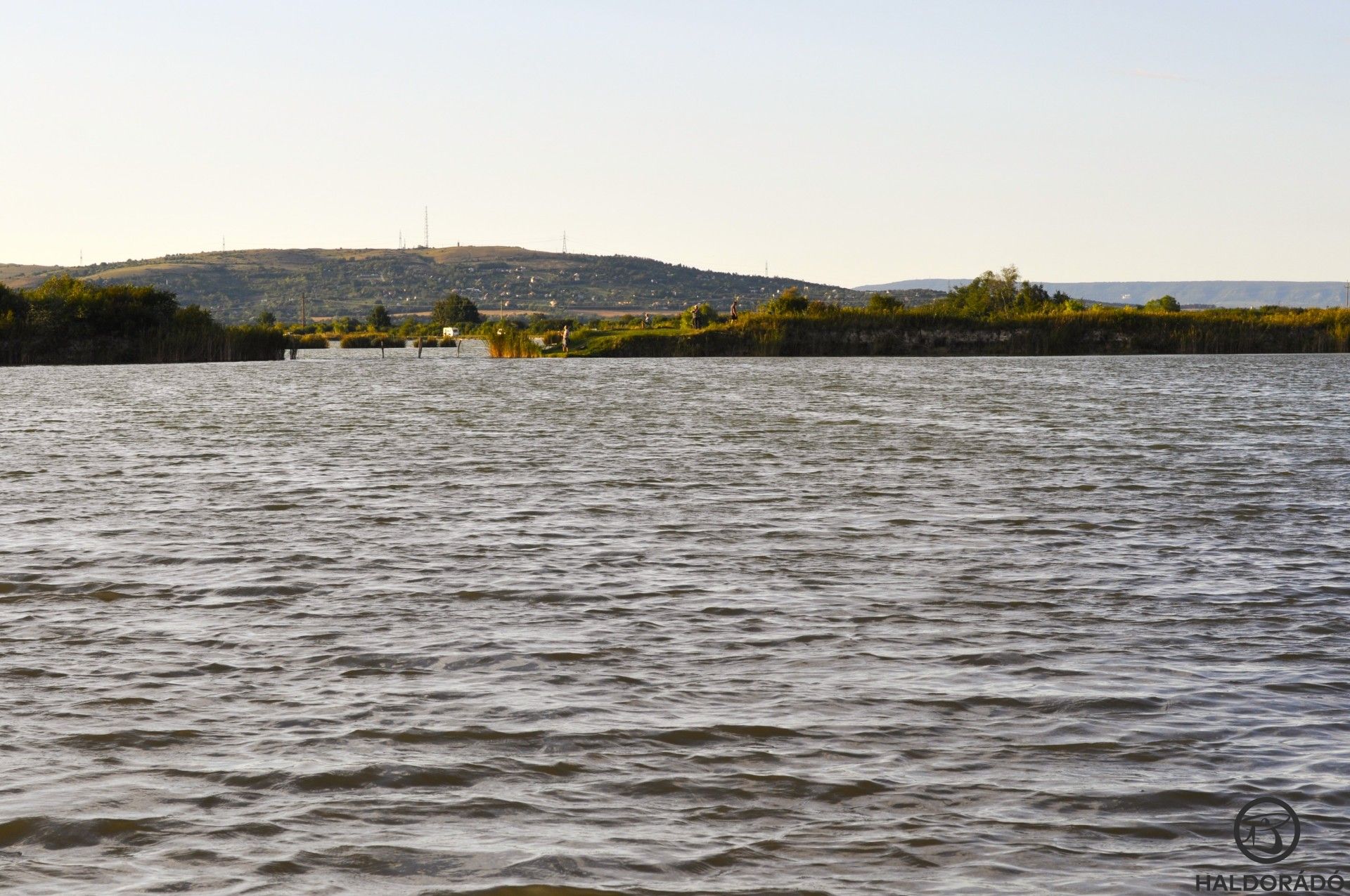 Pergetéshez nem éppen ideális körülmény fogadott Sárszentmihályon. Erős északi szél tolta a vizet az én oldalamra