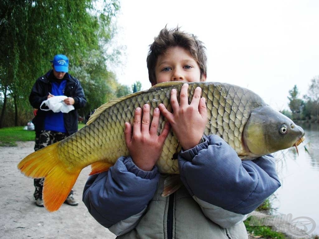 A kis Szűcs Gábor sem tétlenkedett. Fiatal kora ellenére rutinosan terelte szákba ezt a közel 5 kilogrammos pontyot