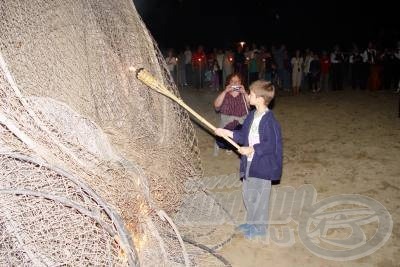 A gyermekek gyújtják meg az orvhalászok elkobzott hálóiból rakott máglyát