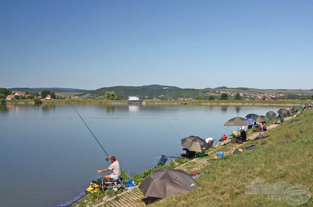 Vasárnap délelőtt 30 Celsius-fok feletti kánikulai hőmérséklet és tükörvíz fogadta a versenyzőket