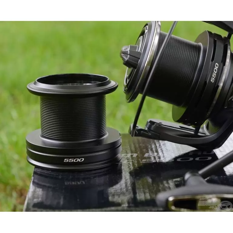 SHIMANO Medium Baitrunner CI4 5500 XTB LC orsó  / 10